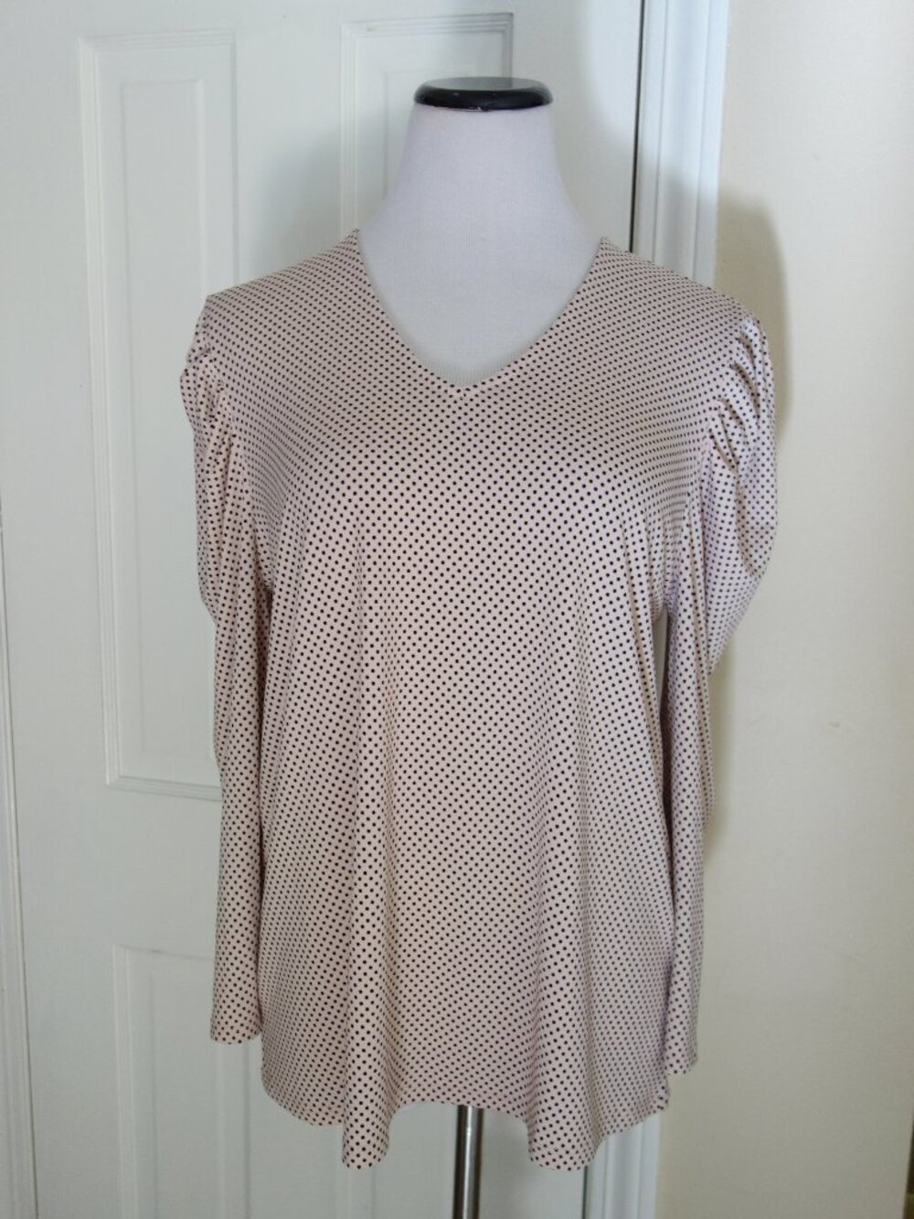 NWT $69 ADRIANNA PAPELL Pleated ¾ Sleeve V-Neck Top – Champagne Black Dots – L